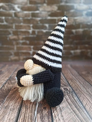 Valentine Gnome with heart crochet pattern