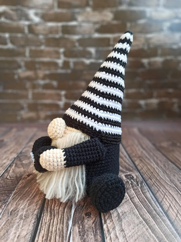 Valentine Gnome with heart crochet pattern