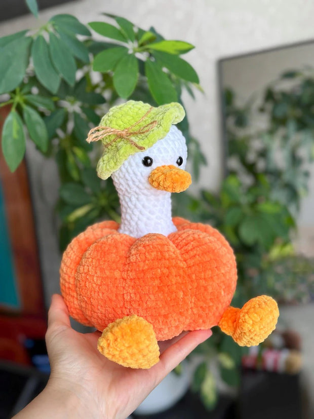 Crochet pattern Goose in a Pumpkin.