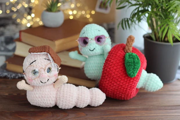 Book worm crochet pattern. Apple worm