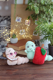 Book worm crochet pattern. Apple worm