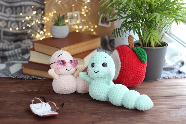 Book worm crochet pattern. Apple worm