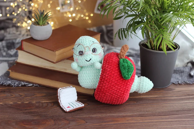 Book worm crochet pattern. Apple worm