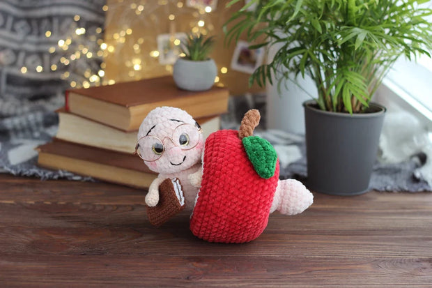 Book worm crochet pattern. Apple worm